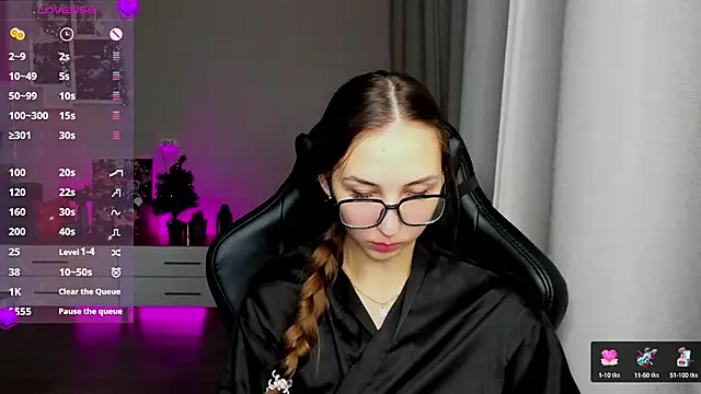 Snapshot of Sm0ly chatting on 12/18/24, 02:21 Sm0ly online show from 12/18/24, 02:21