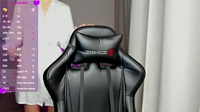 Snapshot of Sm0ly chatting on 01/13/25, 02:18 Sm0ly online show from 01/13/25, 02:18