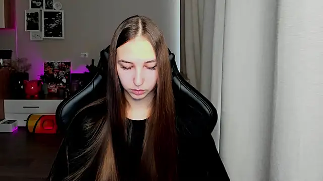 Snapshot of Sm0ly chatting on 09/27/25, 02:05 Sm0ly online show from 09/27/25, 02:05