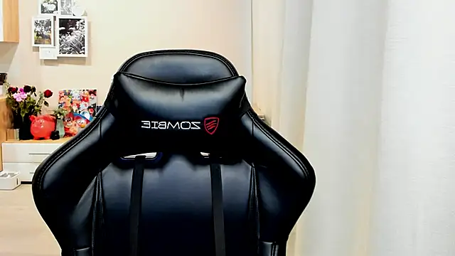 Snapshot of Sm0ly chatting on 10/17/25, 02:37 Sm0ly online show from 10/17/25, 02:37