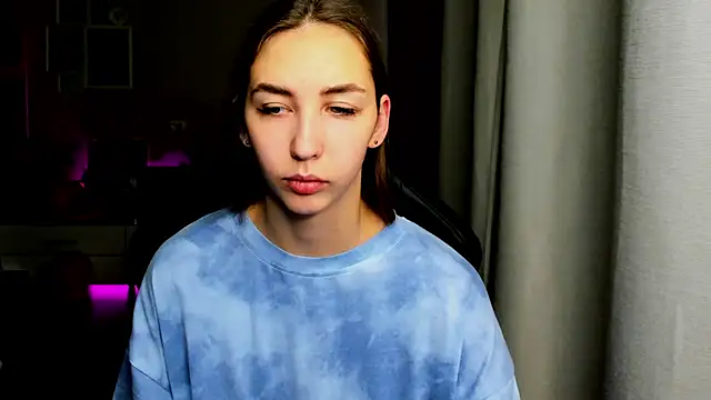 Snapshot of Sm0ly chatting on 10/20/25, 02:01 Sm0ly online show from 10/20/25, 02:01