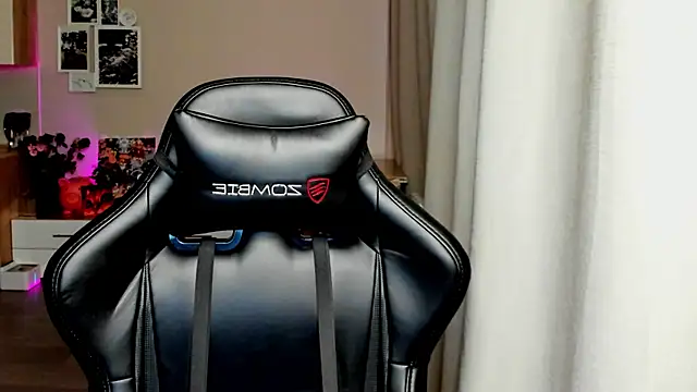 Snapshot of Sm0ly chatting on 10/21/25, 01:50 Sm0ly online show from 10/21/25, 01:50