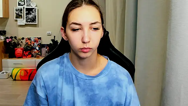 Snapshot of Sm0ly chatting on 10/22/25, 02:01 Sm0ly online show from 10/22/25, 02:01