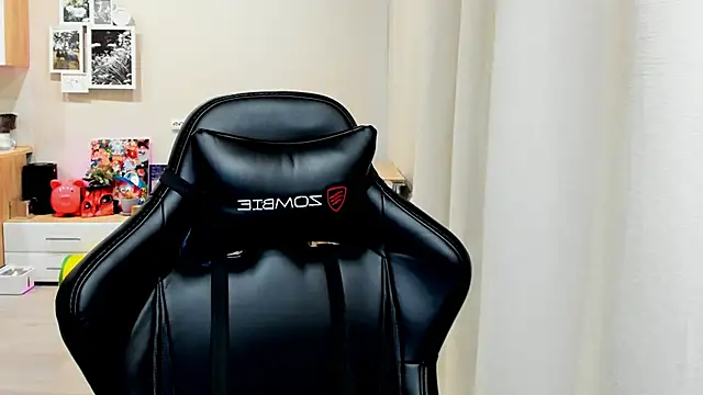 Snapshot of Sm0ly chatting on 10/31/25, 02:23 Sm0ly online show from 10/31/25, 02:23