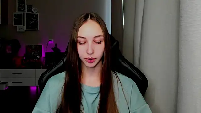 Snapshot of Sm0ly chatting on 04/17/26, 02:03 Sm0ly online show from 04/17/26, 02:03