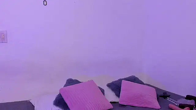 crystalvazquez online show from 12/05/25, 02:03