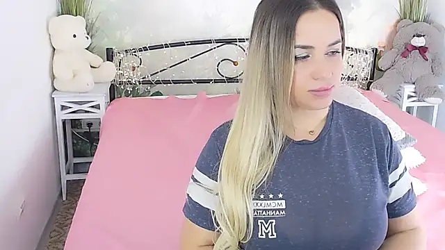 Snapshot of MilenaMiler_X chatting on 03/21/25, 10:39 MilenaMiler X online show from 03/21/25, 10:39