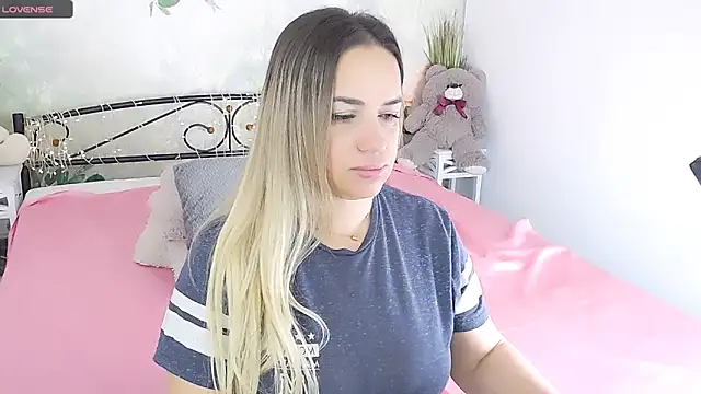 Snapshot of MilenaMiler_X chatting on 03/22/25, 05:39 MilenaMiler X online show from 03/22/25, 05:39