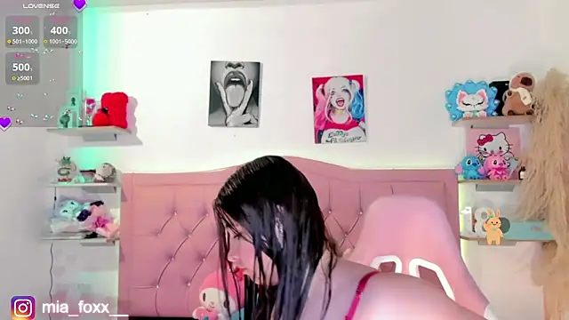 Mia foxx  online show from 12/03/25, 09:02