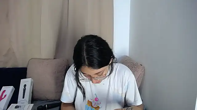 lessliee22  online show from 04/16/26, 08:15