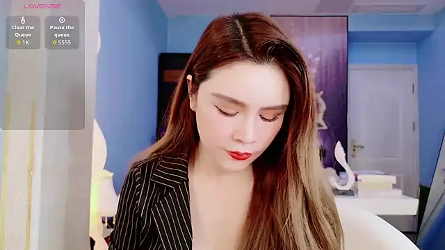 HU131452 online show from 09/19/25, 07:47