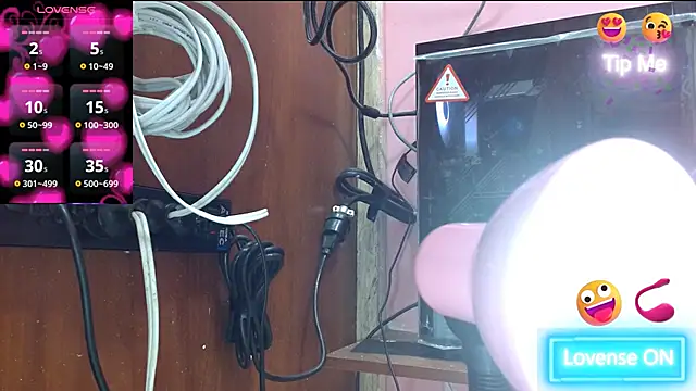 Snapshot of escarlett_hott chatting on 09/13/25, 02:55 escarlett hott online show from 09/13/25, 02:55