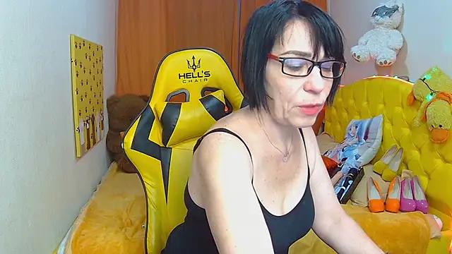 Snapshot of SandraHormas chatting on 02/15/25, 02:22 SandraHormas online show from 02/15/25, 02:22