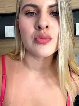 Snapshot of EmiilyAdams_ chatting on 12/21/25, 09:33 EmiilyAdams online show from 12/21/25, 09:33