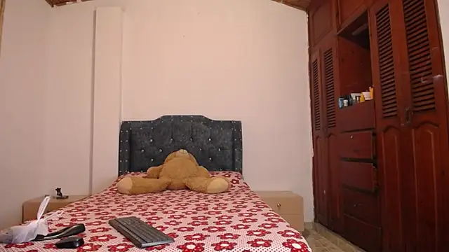 sofiamature01 online show from 10/12/25, 04:28