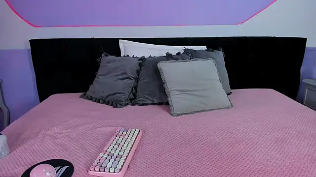 Julieta Cortes   online show from 12/01/25, 11:59