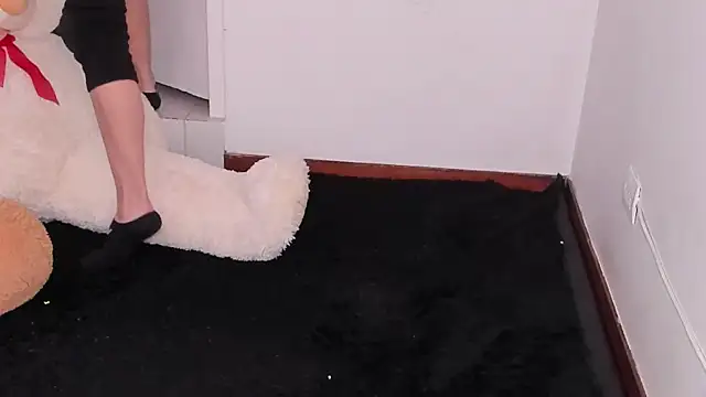 Snapshot of rousesuly chatting on 01/10/25, 10:25 rousesuly online show from 01/10/25, 10:25