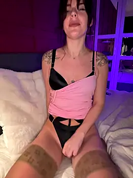 RubyLunaa online show from 11/21/25, 11:03