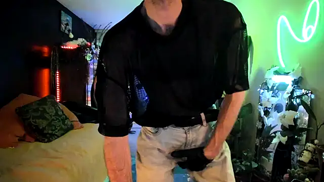 Snapshot of leatherz69 chatting on 12/19/24, 12:01 leatherz69 online show from 12/19/24, 12:01