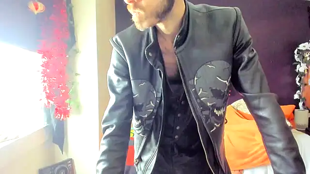 Snapshot of leatherz69 chatting on 03/03/25, 05:29 leatherz69 online show from 03/03/25, 05:29