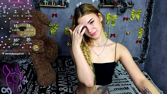 Snapshot of Hellen_Moore chatting on 12/17/25, 12:38 Hellen Moore online show from 12/17/25, 12:38