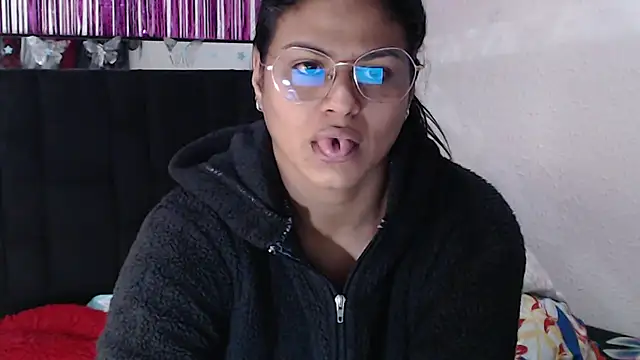 SweetAlmaa online show from 04/17/26, 09:56