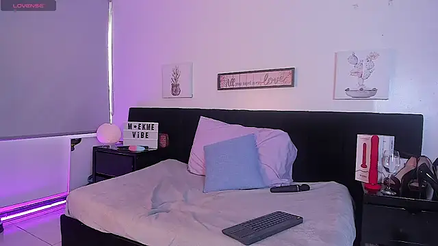 Natasha Kinski online show from 02/08/25, 07:59