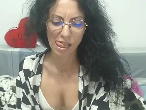 Snapshot of Emmatoo chatting on 05/24/26, 12:48 Emmatoo online show from 05/24/26, 12:48