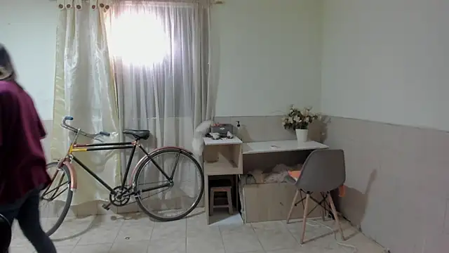 linnie  online show from 10/29/25, 04:31