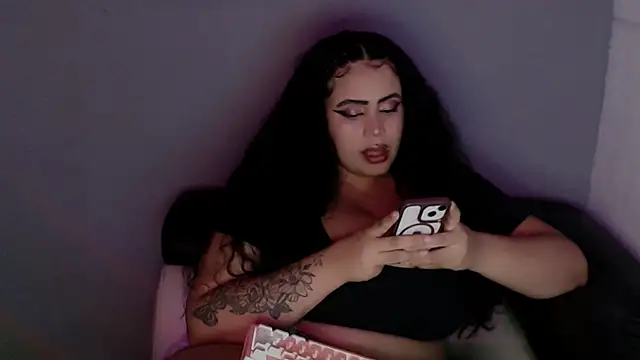 Snapshot of Emmacamille chatting on 10/22/25, 12:11 Emmacamille online show from 10/22/25, 12:11