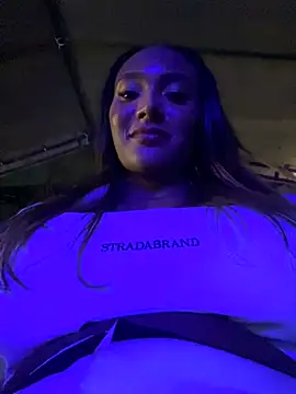 Snapshot of KyaraMiller chatting on 01/04/25, 06:52 KyaraMiller online show from 01/04/25, 06:52