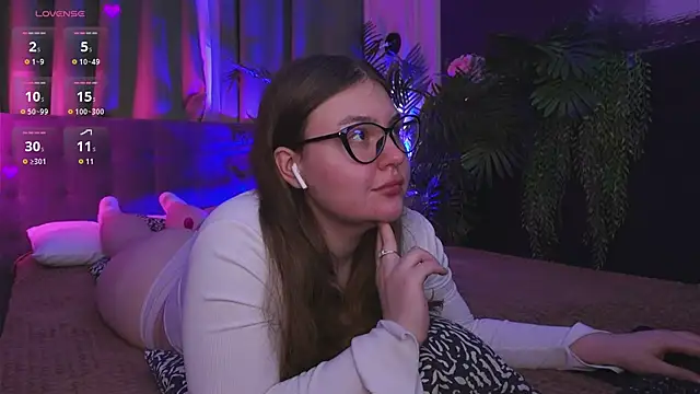 Snapshot of Mia__Peach chatting on 12/05/24, 10:12 Mia Peach online show from 12/05/24, 10:12