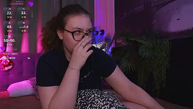 Snapshot of Mia__Peach chatting on 12/08/24, 01:13 Mia Peach online show from 12/08/24, 01:13