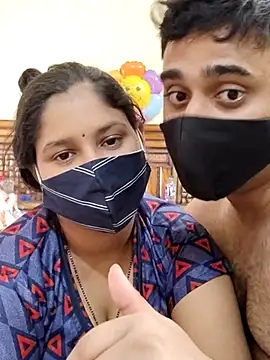 Snapshot of IND_COUPLE1 chatting on 02/13/25, 02:52 IND COUPLE1 online show from 02/13/25, 02:52