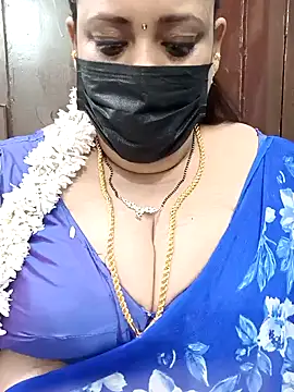 Snapshot of ashikaa_r chatting on 01/01/25, 12:44 ashikaa r online show from 01/01/25, 12:44