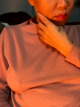 Snapshot of Laura8910 chatting on 12/05/24, 12:00 Laura8910 online show from 12/05/24, 12:00