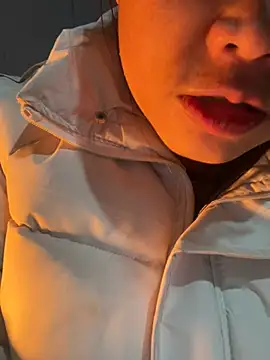 Snapshot of Laura8910 chatting on 12/12/24, 04:48 Laura8910 online show from 12/12/24, 04:48