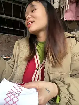 Snapshot of Laura8910 chatting on 02/14/25, 07:28 Laura8910 online show from 02/14/25, 07:28