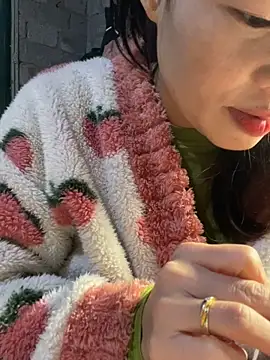 Snapshot of Laura8910 chatting on 03/19/25, 08:34 Laura8910 online show from 03/19/25, 08:34