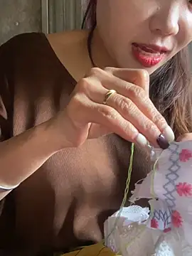 Snapshot of Laura8910 chatting on 03/21/25, 05:21 Laura8910 online show from 03/21/25, 05:21