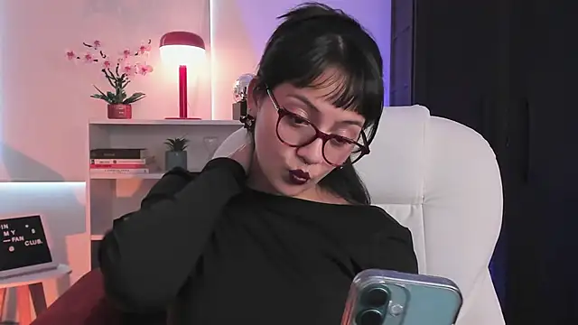 nahiapaws online show from 04/10/26, 06:23