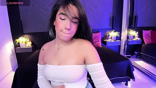 Snapshot of SaraaMills chatting on 05/15/26, 03:46 SaraaMills online show from 05/15/26, 03:46