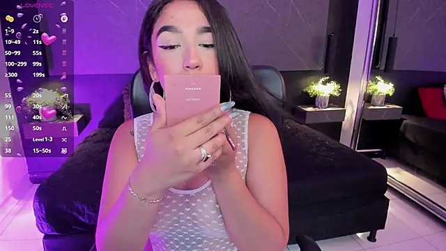 Snapshot of SaraaMills chatting on 07/23/26, 03:37 SaraaMills online show from 07/23/26, 03:37