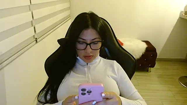 Snapshot of Charlotte_cute18 chatting on 05/05/26, 02:19 Charlotte cute18 online show from 05/05/26, 02:19