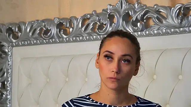 Snapshot of AliceMunro chatting on 09/11/25, 03:45 AliceMunro online show from 09/11/25, 03:45