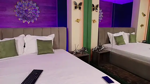 LoraDevine online show from 10/25/25, 07:52