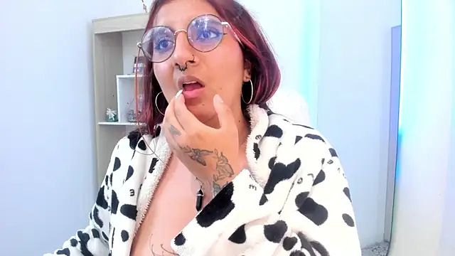 Snapshot of Alliccee chatting on 12/28/24, 06:17 Alliccee online show from 12/28/24, 06:17