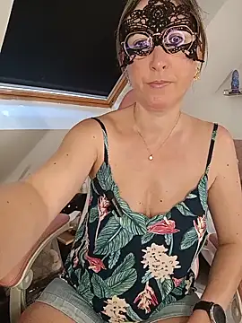 Snapshot of Rose_Libertine chatting on 05/22/26, 07:15 Rose Libertine online show from 05/22/26, 07:15
