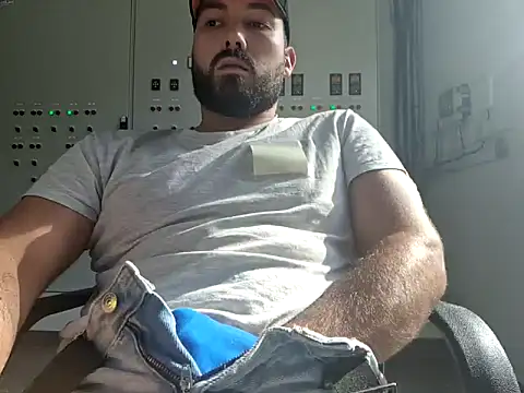 Snapshot of Leonormaldick chatting on 10/08/25, 01:31 Leonormaldick online show from 10/08/25, 01:31