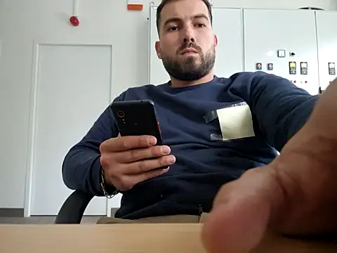 Snapshot of Leonormaldick chatting on 10/30/25, 02:07 Leonormaldick online show from 10/30/25, 02:07